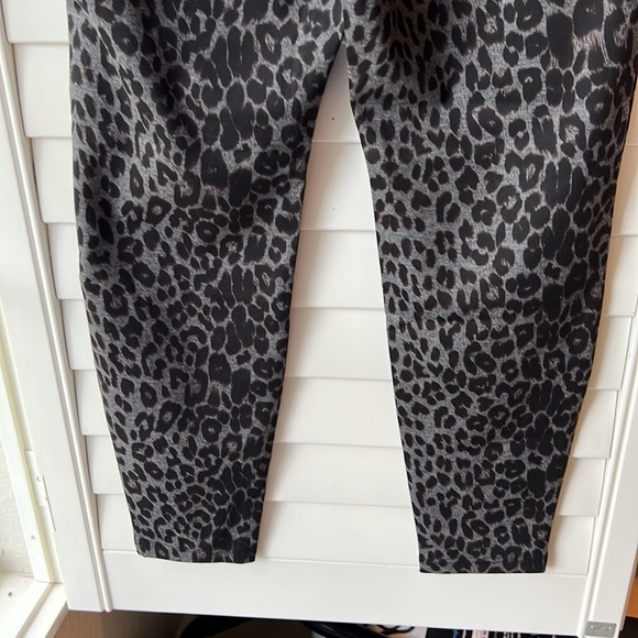 Boston Proper | Leopard Ponte Legging Heather Grey - Picture 8 of 11
